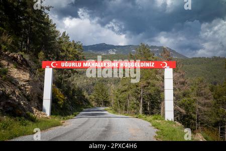 Während sich die Bergstraße durch das Taurusgebirge in der Provinz Antalya, Türkei (Turkiye) schlängelt, führt sie zum charmanten Dorf Ugurlu. Die Straße schon Stockfoto