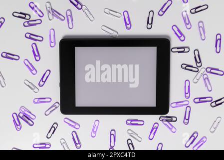 Tablet-Bildschirm mit wichtigen Ideen und lila Büroklammern auf dem Schreibtisch Stockfoto