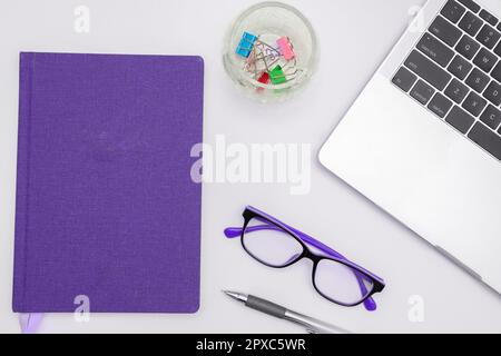 Bürobedarf Über Dem Schreibtisch. Tastatur und Brille. Verschiedene Schuleinrichtungen Stockfoto