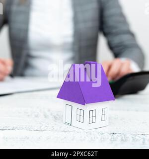 Geschäftsfrau sitzt und schreibt in Notizbuch. Zeitungskiosk auf dem Schreibtisch. Stockfoto