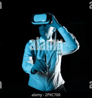Frau trägt eine VR-Brille und schreibt mit dem Stift auf wichtige Nachrichten. Stockfoto