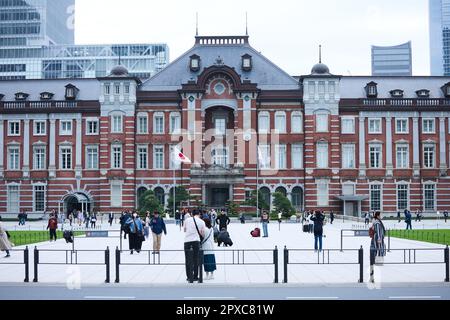 Ausländische Touristen besuchen am 1. Mai 2023 den Marunouchi-Platz vor dem Bahnhof Tokio, Tokio in Japan. (Yohei Osada/AFLO) Stockfoto