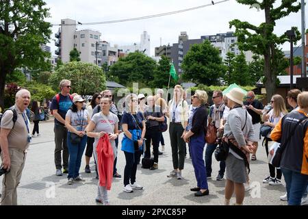 Ausländische Touristen besuchen am 1. Mai 2023 den Sensoji-Tempel im Unterhaltungsviertel Asakusa, Tokio in Japan. (Yohei Osada/AFLO) Stockfoto