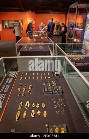 Ausstellung des Staffordshire Hoard of Anglo-Saxon Gold im Potteries Museum in Hanley, Stoke-on-Trent, Staffordshire, England. Stockfoto