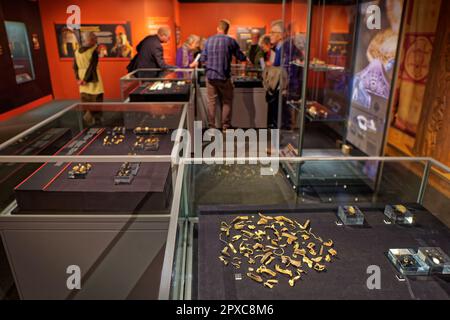 Ausstellung des Staffordshire Hoard of Anglo-Saxon Gold im Potteries Museum in Hanley, Stoke-on-Trent, Staffordshire, England. Stockfoto