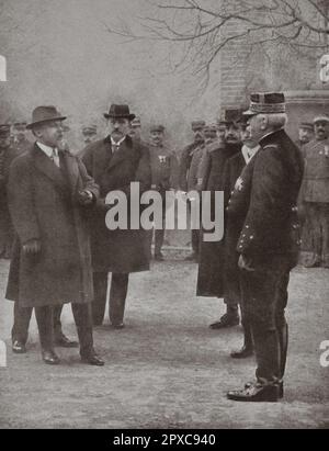 Joffres Militärmedaille. Der Präsident der republik Poincare beglückwünscht den Führer der französischen Armeen. Stockfoto