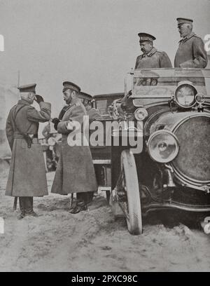 Erster Weltkrieg Ein Besuch des Zaren (Nicholas II. Von Russland) in den Armeen. Von links nach rechts: Graf Bobrinsky (Bobrinski), Nicolas II., General Januschkewitsch, Generalstabschef. Großherzog Nikolai Nikolewitsch Stockfoto