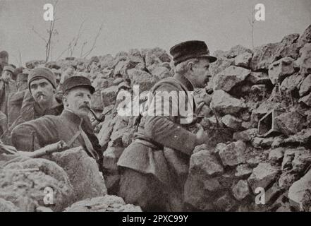 Erster Weltkrieg Der ehemalige Leiter der Mission Kongo-Nil, General Marchand, inspizierte die Gräben der Division, die er an der Champagne-Front befehligte. 1915 Stockfoto