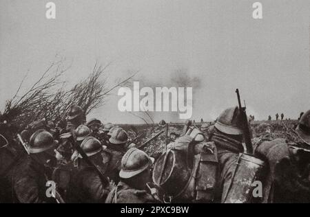 Vor Louvemont. Am 25. Februar 1916 griffen französische Infanteristen vor Louvemont, nordwestlich von Douaumont, den der Feind zu überrennen versuchte, gegeneinander an. Im Rauch des Sperrfeuer von 75-Gewehren verfolgten französische Soldaten die Deutschen, die im Hintergrund verschwanden. Stockfoto
