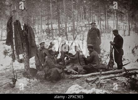 Erster Weltkrieg Auf die umorganisierte russische Armee. 1916 Winterkantonment in Volhynia: Russische Soldaten reinigen ihre Waffen im Freien, so bequem wie in einem Schlafzimmer. Stockfoto