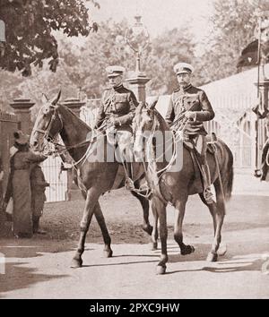 George V und lord Herbert Kitchener, George V (George Frederick Ernest Albert; 1865 – 1936) war König des Vereinigten Königreichs und der britischen Dominionen und Kaiser von Indien, vom 6. Mai 1910 bis zu seinem Tod im Jahr 1936. Stockfoto