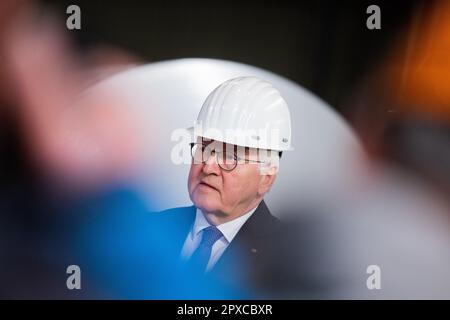 Duisburg, Deutschland. 02. Mai 2023. Der deutsche Präsident Frank-Walter Steinmeier steht vor Stahlspulen auf dem Thyssenkrupp-Werksgelände. Das Staatsoberhaupt möchte etwas über eine geplante Stahlfabrik erfahren, die mit klimaneutralem Wasserstoff betrieben wird. Kredit: Rolf Vennenbernd/dpa/Alamy Live News Stockfoto