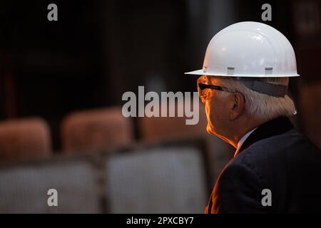 Duisburg, Deutschland. 02. Mai 2023. Der deutsche Präsident Frank-Walter Steinmeier sieht sich eine rothaarige Scheibe in der Heißband-Mühle auf dem Thyssenkrupp-Werksgelände an. Das Staatsoberhaupt möchte etwas über eine geplante Stahlfabrik erfahren, die mit klimaneutralem Wasserstoff betrieben wird. Kredit: Rolf Vennenbernd/dpa/Alamy Live News Stockfoto