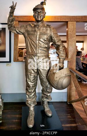 Niki Lauda Statue. Österreichischer Formel-1-Weltmeister im Motorsport Stockfoto