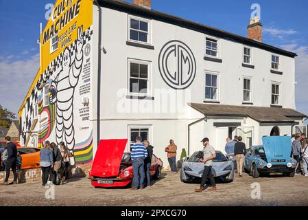 Café und Automatencafé für Koffein und Automobile, ein Treffpunkt für Motorliebhaber. Stratford-upon-Avon, England, Großbritannien Stockfoto