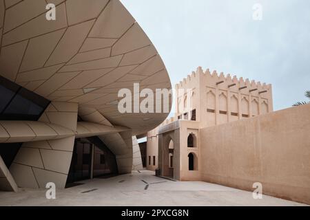 Doha, April 2023: palast von Scheich Abdullah bin Jassim Al Thani im Nationalmuseum von Katar und modernes Museumsgebäude, entworfen von Jean Nouvel Stockfoto