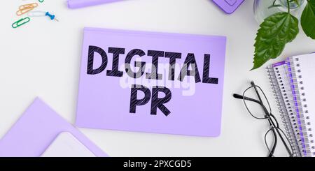 Handgeschriebenes Schild Digital PR, Marketingstrategie für Geschäftsideen, um ihre Online-Präsenz zu erhöhen Stockfoto