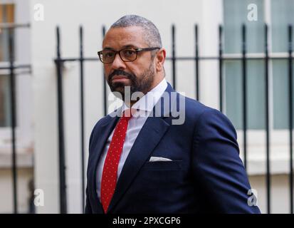 London, Großbritannien. 2. Mai 2023. James clever, Außenminister, verlässt die wöchentliche Kabinettssitzung. Kredit: Karl Black/Alamy Live News Stockfoto