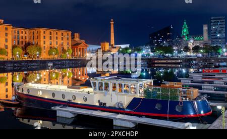 Nächtlicher Blick auf das Royal Albert Dock, Mann Island und das Royal Liver Building im Stadtzentrum von Liverpool. Stockfoto