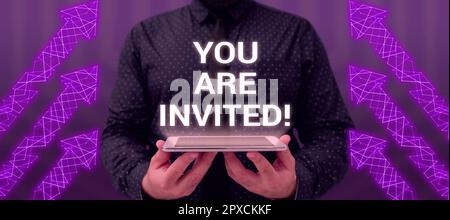 Ein Schild mit der Aufschrift „You are invited“ (Sie sind eingeladen), ein Wort auf „Receiving“ (Empfangen) und eine Einladung zu einer Veranstaltung. Feiern Sie mit uns Stockfoto