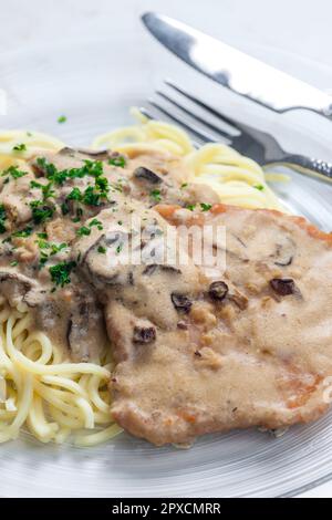 Schweinefilet mit Pilzsauce serviert mit Spatzles Stockfoto