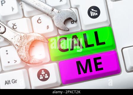 Text, der Inspiration zeigt Ruf mich an, konzeptionelles Foto, in dem du um telefonische Kommunikation gebeten wirst, um über etwas zu sprechen Stockfoto