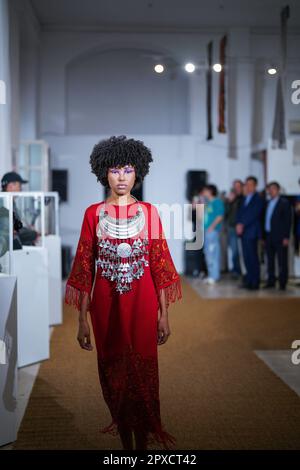 Peking, China. 2. Mai 2023. Ein Modell präsentiert am 17. April 2023 während der Milan Design Week in Mailand, Italien, eine Li Brocade-Kreation. PASSEND zu „Across China: Ancient Hainan Brocade Shines in Italy“ Credit: Xinhua/Alamy Live News Stockfoto