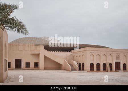 Doha, April 2023: palast von Scheich Abdullah bin Jassim Al Thani im Nationalmuseum von Katar und modernes Museumsgebäude, entworfen von Jean Nouvel Stockfoto