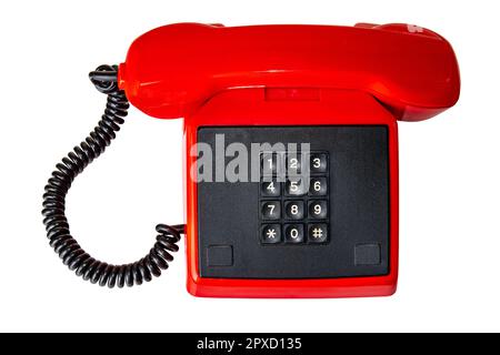 Altes rotes Telefon. Nahaufnahme eines alten roten Telefons mit schwarzem Kabel und Retro-Druckknöpfen. Beschneidungspfad. Kontaktvermittlung und Callcenter. Telekommu Stockfoto