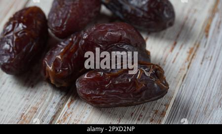 Trockene Pflaumen oder Pflaumenfrüchte. TU BiShvat ein jüdisches Urlaubskonzept Stockfoto