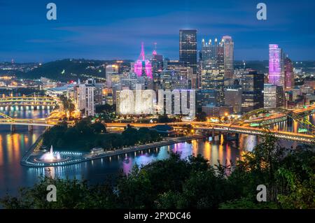Abends Blick auf Pittsburgh vom oberen Rand der Duquesne Incline in Mount Washington, Pittsburgh, Pennsylvania. Stockfoto