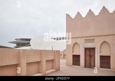 Doha, April 2023: palast von Scheich Abdullah bin Jassim Al Thani im Nationalmuseum von Katar und modernes Museumsgebäude, entworfen von Jean Nouvel Stockfoto