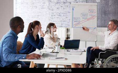 Person Mit Behinderung Bei Der Präsentation Im Bildungsmeeting Stockfoto