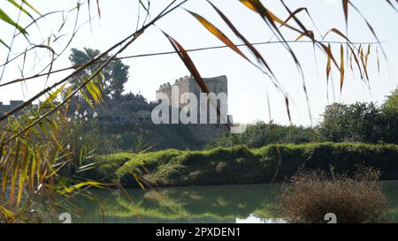 Blick von einem Teich auf die alte Burg von Antipatris, Tel Afek, Israel. Antipatris, auch bekannt als Binar Bashi, wurde im Mittelalter zu einer osmanischen Festung. Stockfoto