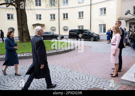 König Carl Gustaf und Königin Silvia werden von Estlands Premierminister Kaja Kallas und Ehemann Arvo Hallik im Stenbock-Haus in Tallinn, Estland, Stockfoto