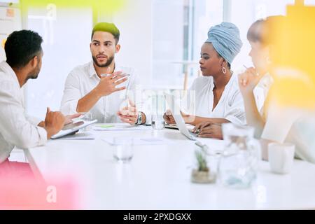 Sie sind immer bereit, sich einen cleveren Plan auszudenken. Geschäftsleute, die ein Meeting in einem Sitzungssaal bei der Arbeit abhalten. Stockfoto