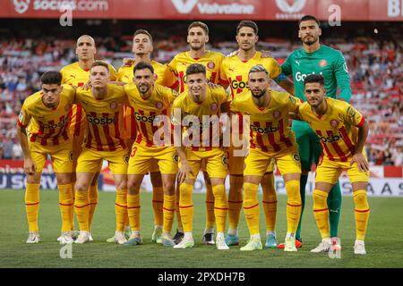 Girona FC-Team-Gruppe während des Spiels La Liga zwischen dem FC Sevilla und dem FC Girona, gespielt im Sanchez Pizjuan Stadium am 01. Mai 2023 in Sevilla, Spanien. (Foto: Antonio Pozo / PRESSIN) Stockfoto