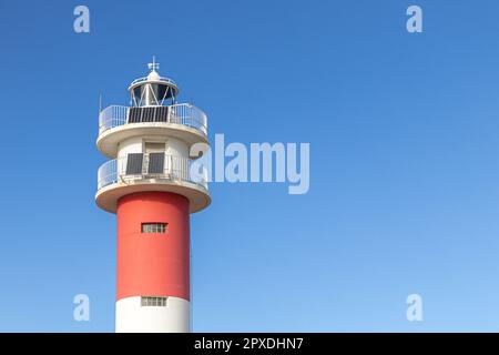 Faro del Fangar (Leuchtturm von Fangar) in Punta del Fangar, Spanien. Sonnenkollektoren. Stockfoto