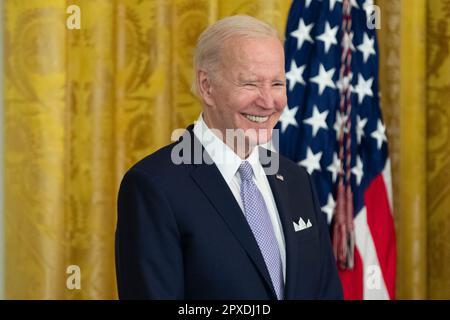 Washington, DC, USA. 01. Mai 2023. US-Präsident Joe Biden nimmt am 01. Mai 2023 an einer Feier von Eid-al-Fitr im East Room des Weißen Hauses in Washington, DC, USA Teil. Kredit: Michael Reynolds/Pool über CNP/dpa/Alamy Live News Stockfoto