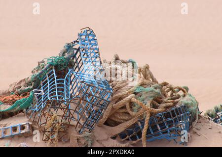Hummertöpfe und Netze wurden am Strand angespült Stockfoto