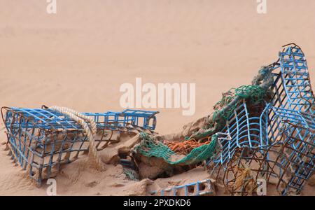 Hummertöpfe und Netze wurden am Strand angespült Stockfoto