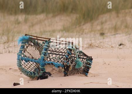 Hummertöpfe und Netze wurden am Strand angespült Stockfoto