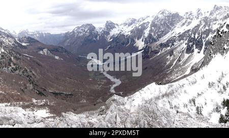 Vom Pass auf der Theth-to-Valbone-Wanderung, Albanien, haben Sie einen Blick über das Valbona-Tal Stockfoto