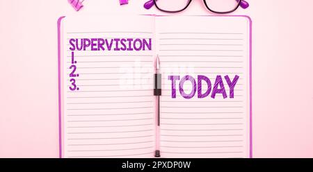 Schreiben mit Text Überwachung, Wort geschrieben über Überwachung und Koordination des Anlagenbetriebs Stockfoto