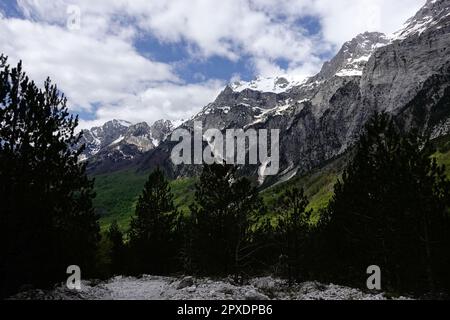 Blick über das Theth Valley von der Wanderung von Theth nach Valbone Stockfoto