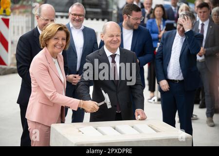 Ingelheim, Deutschland. 02. Mai 2023. Malu Dreyer (SPD), Ministerpräsident von Rheinland-Pfalz, und Bundeskanzler Olaf Scholz (SPD) haben bei der Grundsteinlegung des Chemie-Innovationswerks (CIP) von Boehringer Ingelheim Steine in den Grundstein gehoben. Im neuen Werk wird Boehringer Ingelheim neue chemische Herstellungsverfahren für innovative pharmazeutische Wirkstoffe entwickeln. Kredit: Sebastian Christoph Gollnow/dpa/Alamy Live News Stockfoto