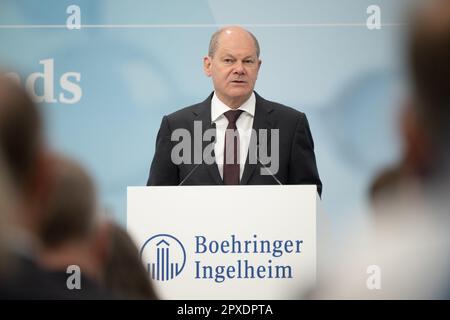 Ingelheim, Deutschland. 02. Mai 2023. Bundeskanzler Olaf Scholz (SPD) spricht während der bahnbrechenden Zeremonie für das Chemische Innovationswerk (CIP) von Boehringer Ingelheim. Im neuen Werk wird Boehringer Ingelheim neue chemische Herstellungsverfahren für innovative pharmazeutische Wirkstoffe entwickeln. Kredit: Sebastian Christoph Gollnow/dpa/Alamy Live News Stockfoto