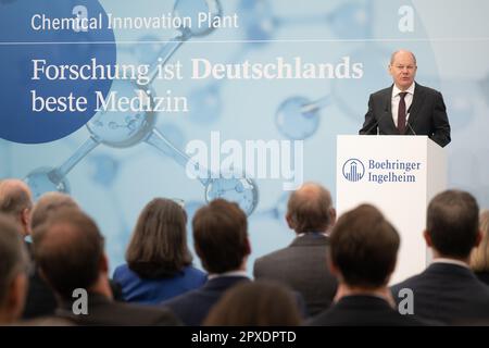 Ingelheim, Deutschland. 02. Mai 2023. Bundeskanzler Olaf Scholz (SPD) spricht während der bahnbrechenden Zeremonie für das Chemische Innovationswerk (CIP) von Boehringer Ingelheim. Im neuen Werk wird Boehringer Ingelheim neue chemische Herstellungsverfahren für innovative pharmazeutische Wirkstoffe entwickeln. Kredit: Sebastian Christoph Gollnow/dpa/Alamy Live News Stockfoto