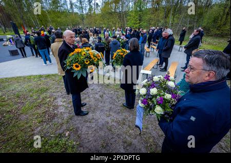 02. Mai 2023, Mecklenburg-Vorpommern, Wöbbelin: Zusammen mit Hinterbliebenen und Verwandten von Hinterbliebenen aus Frankreich, Belgien, Deutschland, Polen, Kanada, Die Niederlande und die USA, Kirchenvertreter und Politiker erinnern sich an die vielen Opfer bei einer Gedenkveranstaltung 78 Jahre nach der Befreiung des Konzentrationslagers. Mehr als 1.000 Häftlinge starben 1945 an Krankheiten, Hunger und Erschöpfung infolge der extremen Haftbedingungen. Am 2. Mai 1945 hatten Soldaten der 82. US-Luftwaffe das Wöbbelin-Auffanglager befreit. Foto: Jens Büttner/dpa Stockfoto