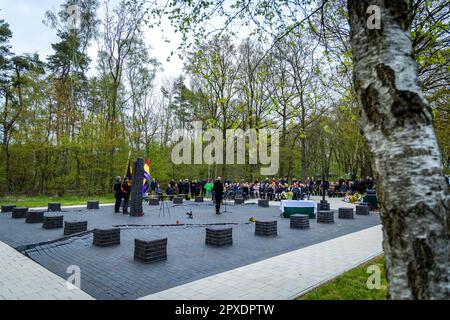 02. Mai 2023, Mecklenburg-Vorpommern, Wöbbelin: Zusammen mit Hinterbliebenen und Verwandten von Hinterbliebenen aus Frankreich, Belgien, Deutschland, Polen, Kanada, Die Niederlande und die USA, Kirchenvertreter und Politiker erinnern sich an die vielen Opfer bei einer Gedenkveranstaltung 78 Jahre nach der Befreiung des Konzentrationslagers. Mehr als 1.000 Häftlinge starben 1945 an Krankheiten, Hunger und Erschöpfung infolge der extremen Haftbedingungen. Am 2. Mai 1945 hatten Soldaten der 82. US-Luftwaffe das Wöbbelin-Auffanglager befreit. Foto: Jens Büttner/dpa Stockfoto